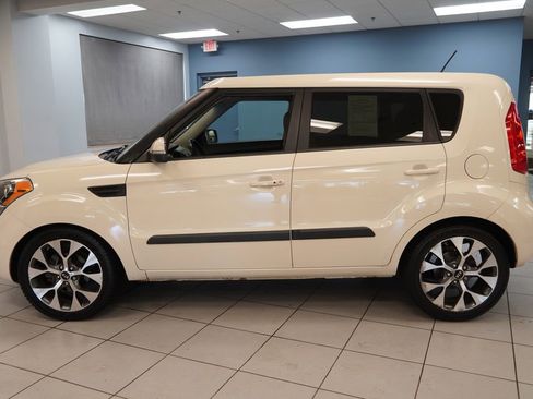 Used 2013 Kia Soul ! w/ Premium Pkg FWD image 2