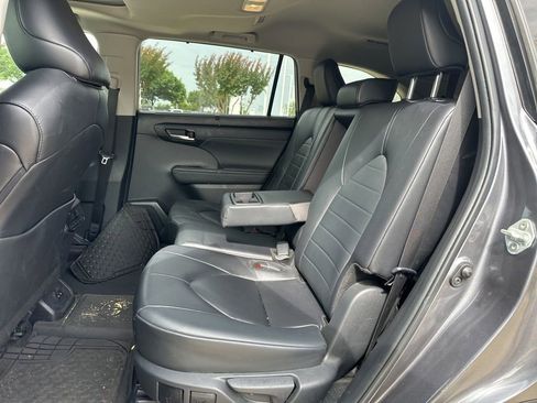 Used 2024 Toyota Highlander XLE FWD image 10