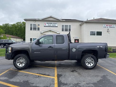 Used 2011 Chevrolet Silverado 2500 W/T w/ Snow Plow Prep Package AWD/4WD image 1