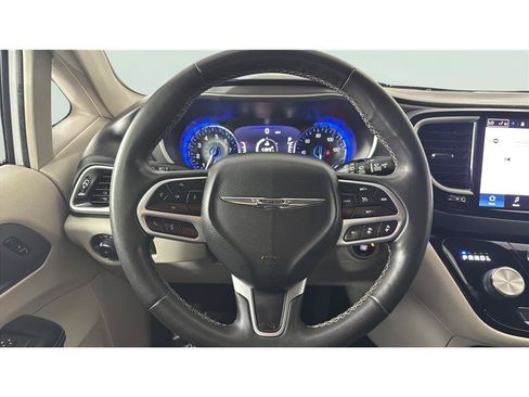 Used 2022 Chrysler Pacifica Touring-L FWD image 26