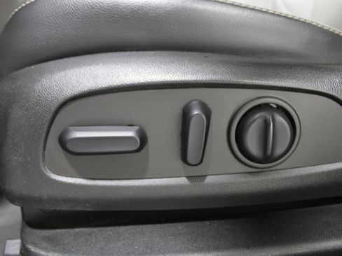 Used 2022 GMC Terrain SLT w/ Infotainment Package II AWD/4WD image 4
