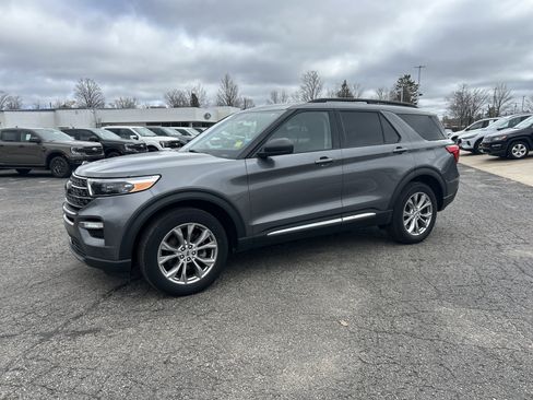 Used 2022 Ford Explorer XLT w/ Equipment Group 202A image 8