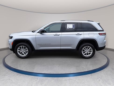 Used 2023 Jeep Grand Cherokee Laredo X AWD/4WD image 9