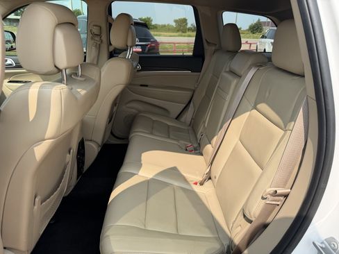 Used 2018 Jeep Grand Cherokee Limited RWD image 16
