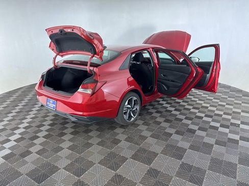 Used 2023 Hyundai Elantra SEL w/ Convenience Package FWD image 18