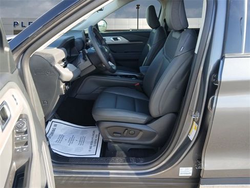 Used 2025 Ford Explorer Active w/ Active Comfort Package image 9