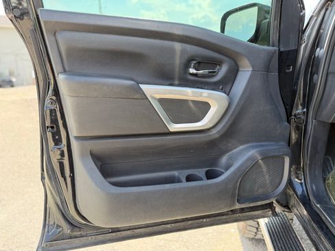 Used 2018 Nissan Titan 4x4 Crew Cab image 11