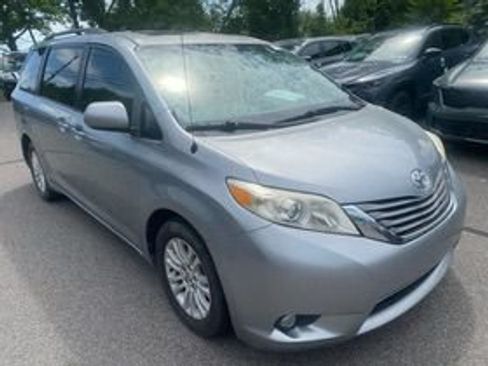 Used 2012 Toyota Sienna XLE FWD image 3