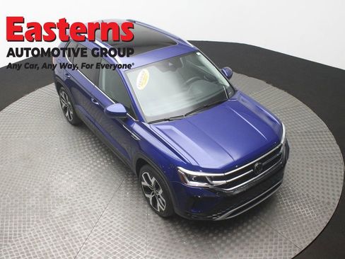 Used 2022 Volkswagen Taos SEL image 3