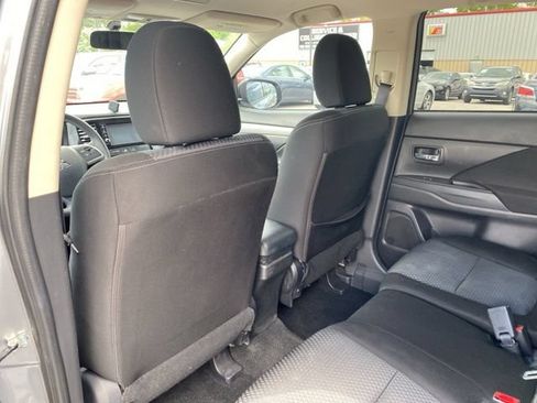 Used 2018 Mitsubishi Outlander ES AWD/4WD image 17