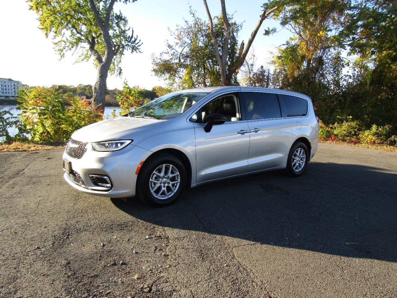 Used 2024 Chrysler Pacifica Touring-L FWD image 2
