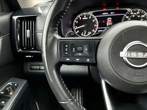 Used 2024 Nissan Pathfinder SV image 10