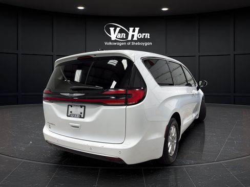 Used 2024 Chrysler Pacifica Touring-L FWD image 7