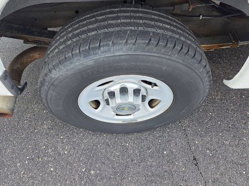 Used 2013 Chevrolet Express 2500 image 9