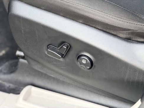 Used 2023 Chrysler Voyager LX image 6