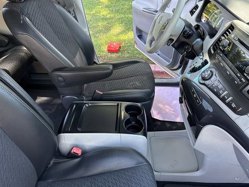 Used 2011 Toyota Sienna SE w/ Preferred Pkg FWD image 30