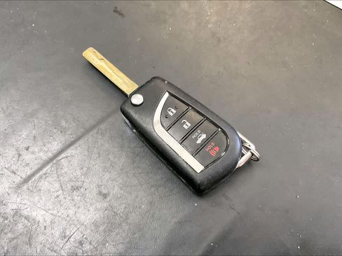 Used 2020 Toyota Camry LE FWD image 19