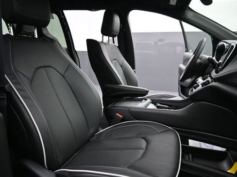 New 2026 Chrysler Pacifica Limited w/ Uconnect Theater Family Group image 24