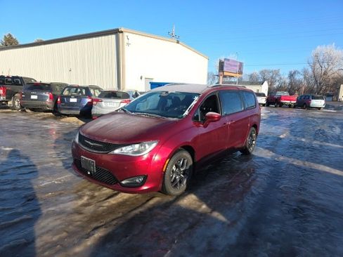 Used 2018 Chrysler Pacifica Touring-L w/ Advanced Safetytec Group image 5