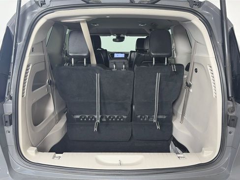 Used 2022 Chrysler Pacifica Touring-L FWD image 26