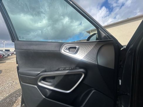 Used 2025 Kia Soul LX w/ LX Technology Package FWD image 18