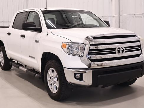 Used 2016 Toyota Tundra SR5 w/ SR5 Upgrade Package AWD/4WD image 3