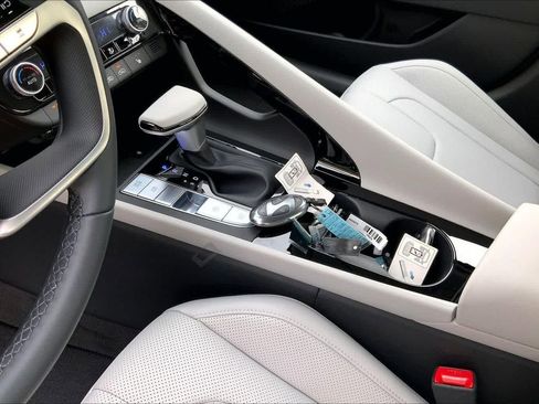 New 2026 Hyundai Elantra Limited FWD image 8