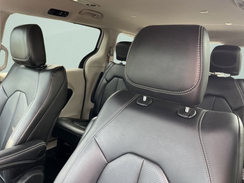 Used 2024 Chrysler Pacifica Touring-L FWD image 14