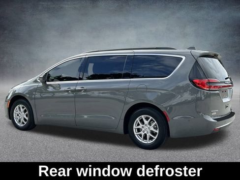 Used 2022 Chrysler Pacifica Touring-L image 8