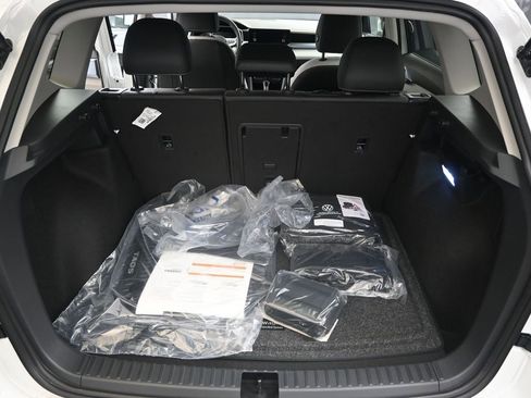 Used 2025 Volkswagen Taos SE image 9