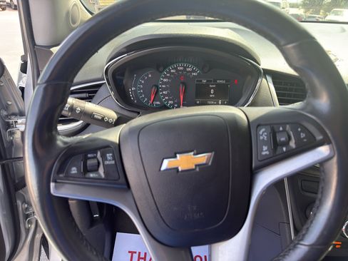 Used 2022 Chevrolet Trax LT w/ LT Convenience Package AWD/4WD image 11