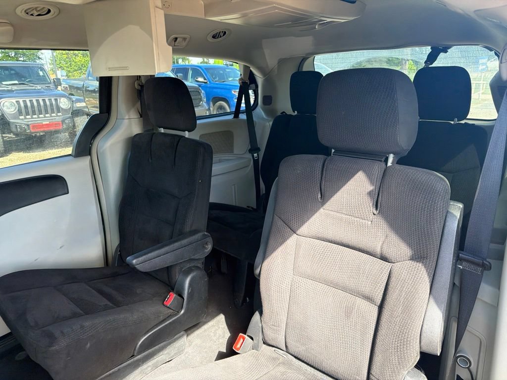 Used 2015 Chrysler Town & Country Touring FWD image 9