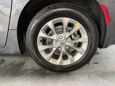 Used 2021 Chrysler Pacifica Touring-L w/ Uconnect Theater Family Group image 7