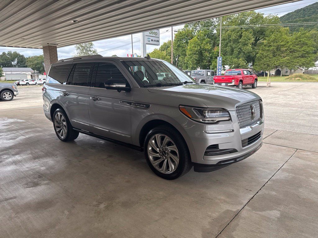 Used 2024 Lincoln Navigator Reserve AWD/4WD image 3