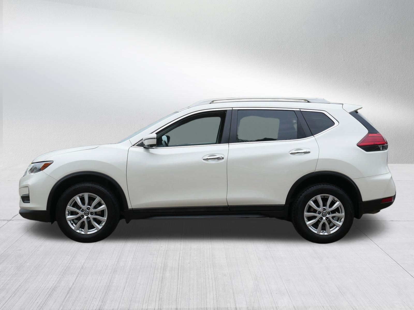 Certified 2017 Nissan Rogue SV w/ SV Premium Package AWD/4WD image 4