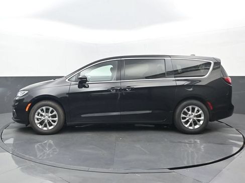 Used 2026 Chrysler Pacifica Limited FWD image 7