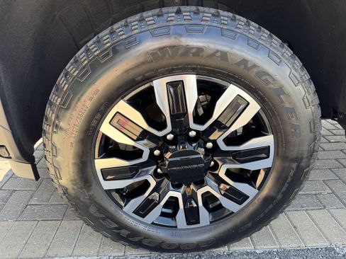 Used 2025 GMC Sierra 2500 Denali Ultimate AWD/4WD image 9