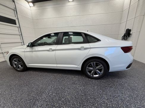 Used 2023 Volkswagen Jetta SE FWD image 3