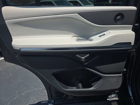 New 2026 Lincoln Navigator Premiere AWD/4WD image 12