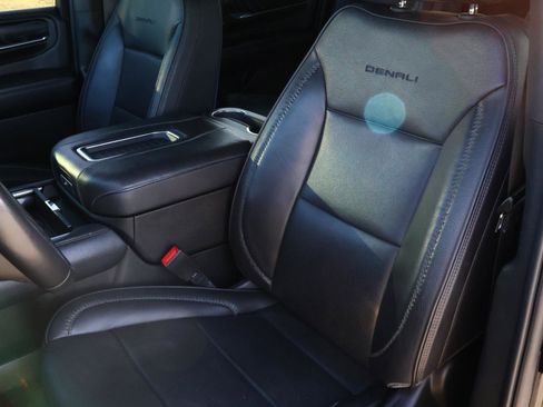 Used 2023 GMC Yukon XL Denali image 15