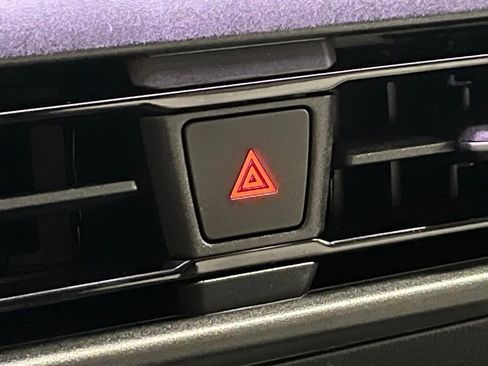 New 2025 Volkswagen Tiguan SE image 10