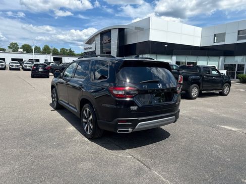 Used 2025 Honda Pilot Touring image 3