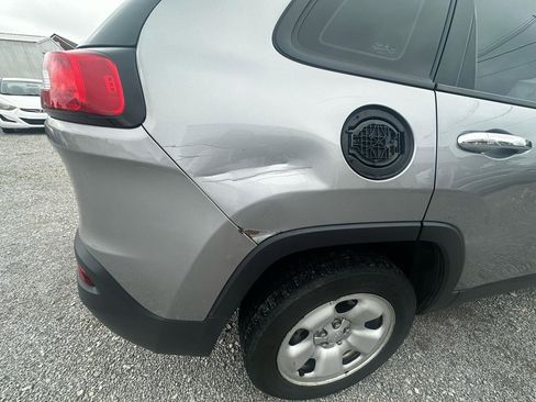 Used 2016 Jeep Cherokee Sport image 6