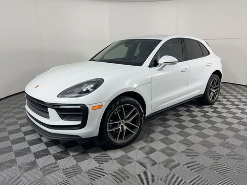 Certified 2022 Porsche Macan image 1