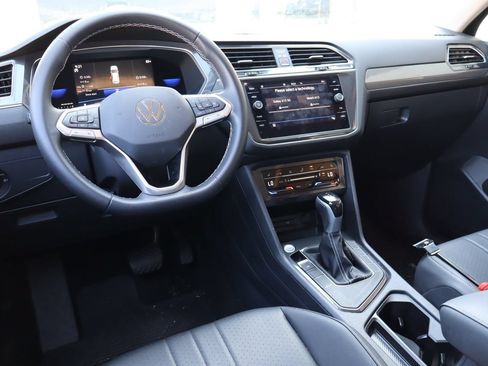 Used 2023 Volkswagen Tiguan SE w/ Panoramic Sunroof Package FWD image 5