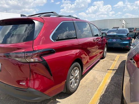 Used 2025 Toyota Sienna XLE FWD image 5