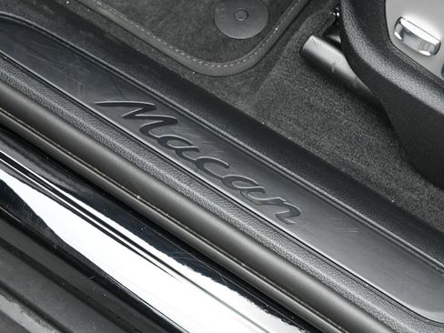 Certified 2025 Porsche Macan image 14