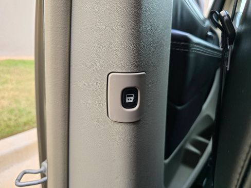 Used 2016 Chrysler Town & Country Limited FWD image 50