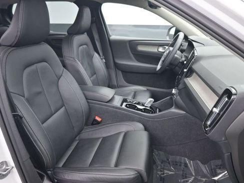 Used 2024 Volvo XC40 B5 Plus image 31