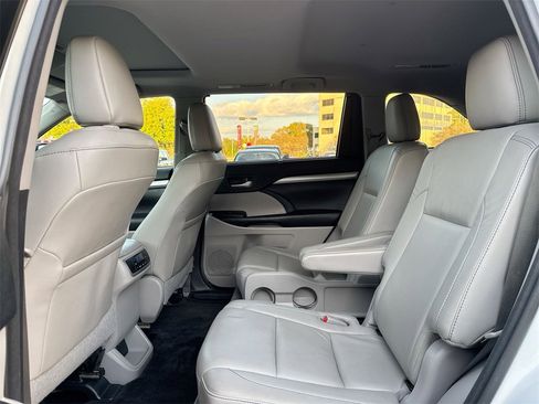 Used 2017 Toyota Highlander XLE image 29